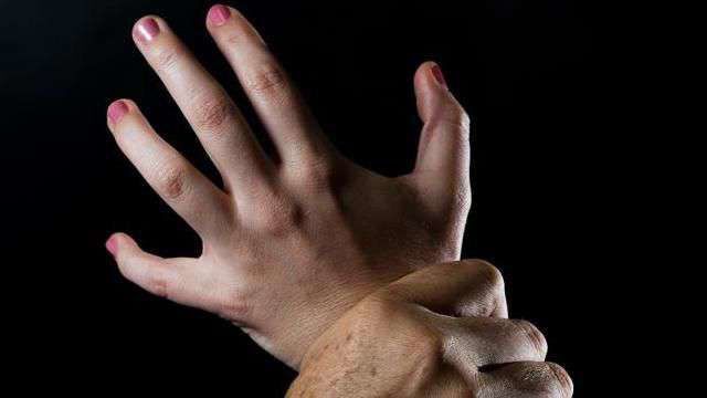 बदमाशों के चंगुल से बच नग्न अवस्था में सड़क पर भागी महिला बदमाशों के चंगुल से बच नग्न अवस्था में सड़क पर भागी महिला