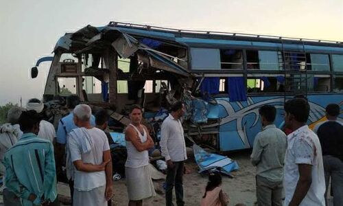 लखनऊ एक्सप्रेस वे पर बिहार की बस और ट्रक की टक्कर, हादसे में 5 लोगों की मौत और 50 लोग घायल, देखिये सूची लखनऊ एक्सप्रेस वे पर बिहार की बस और ट्रक की टक्कर, हादसे में 5 लोगों की मौत और 50 लोग घायल, देखिये सूची