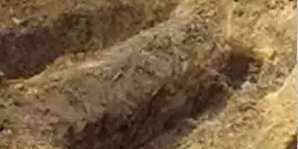उत्तर प्रदेश में हत्या के बाद मुस्लिम समझ दफनाया गया शव, अब कब्र खोदकर बाहर निकाला गया उत्तर प्रदेश में हत्या के बाद मुस्लिम समझ दफनाया गया शव, अब कब्र खोदकर बाहर निकाला गया
