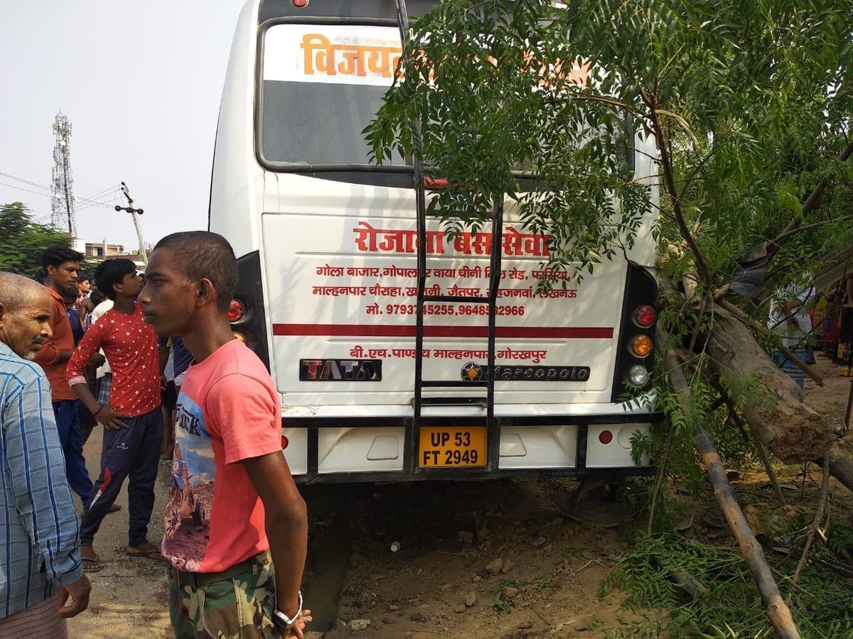 गोरखपुर दुकान में घुसी बस, दो की मौत