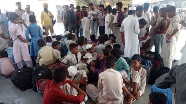 पुलिस ने पूरी ट्रेन को घेरा, बरेली स्टेशन पर ट्रेन से उतारा 113 मदरसा छात्रों को!