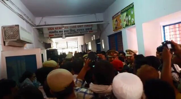 सीएम योगी के दौरे के दौरान डीएम ने किया मीडियाकर्मियों को कमरे में बंद सीएम योगी के दौरे के दौरान डीएम ने किया मीडियाकर्मियों को कमरे में बंद