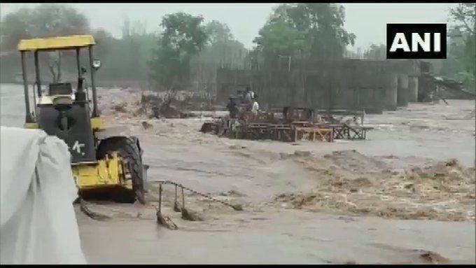 मध्यप्रदेश के बुरहानपुर में सूखी नदी में आया बारिश का पानी, फंसे सात मजदूर देखिये वीडियो