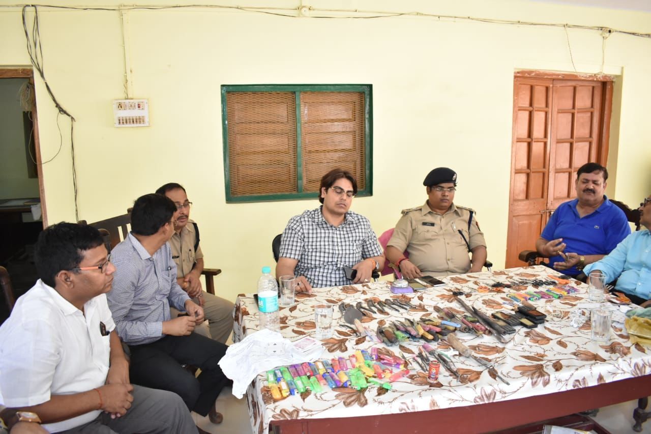 नैनी जेल में DM ,एसएसपी ने 600 पुलिसकर्मियों के साथ मारा छापा,आपत्तिजनक सामान बरामद