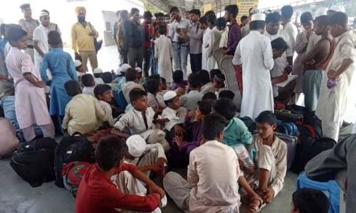 पुलिस ने पूरी ट्रेन को घेरा, बरेली स्टेशन पर ट्रेन से उतारा 113 मदरसा छात्रों को! पुलिस ने पूरी ट्रेन को घेरा, बरेली स्टेशन पर ट्रेन से उतारा 113 मदरसा छात्रों को!