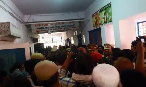 सीएम योगी के दौरे के दौरान डीएम ने किया मीडियाकर्मियों को कमरे में बंद