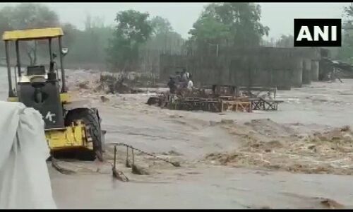 मध्यप्रदेश के बुरहानपुर में सूखी नदी में आया बारिश का पानी, फंसे सात मजदूर देखिये वीडियो