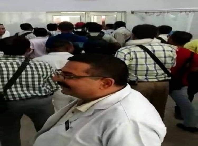 डीएम ने बंद किया कमरे में पत्रकारों को जानिए है क्यों?