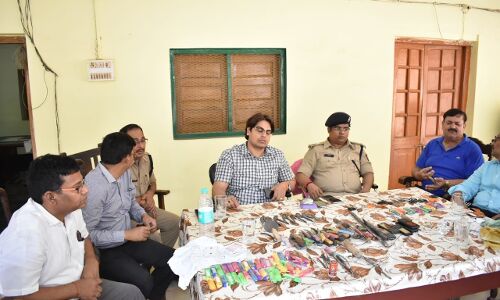 नैनी जेल में DM ,एसएसपी ने 600 पुलिसकर्मियों के साथ मारा छापा,आपत्तिजनक सामान बरामद नैनी जेल में DM ,एसएसपी ने 600 पुलिसकर्मियों के साथ मारा छापा,आपत्तिजनक सामान बरामद