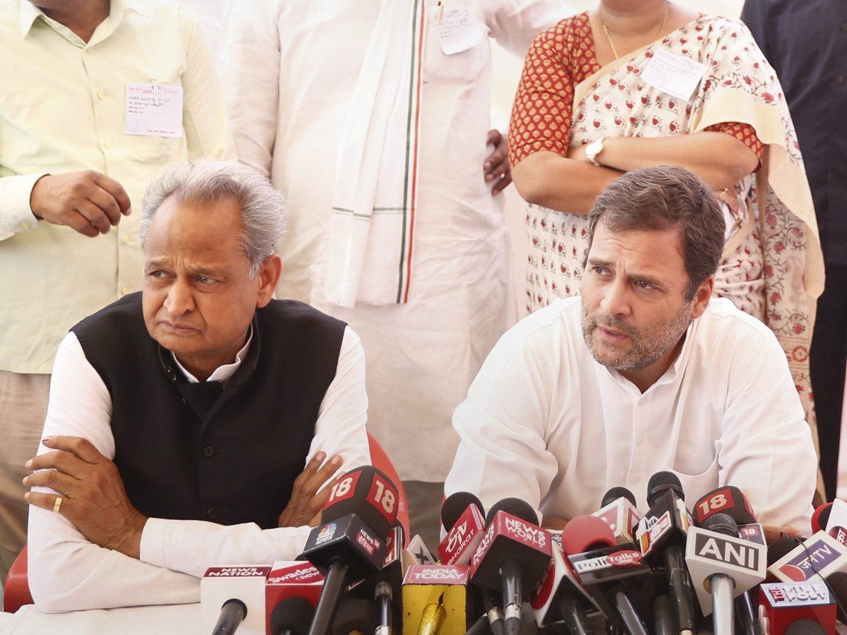 कांग्रेस के मुख्यमंत्री अशोक गहलोत और कमलनाथ के इस्तीफे से मचा हडकम्प कांग्रेस के मुख्यमंत्री अशोक गहलोत और कमलनाथ के इस्तीफे से मचा हडकम्प