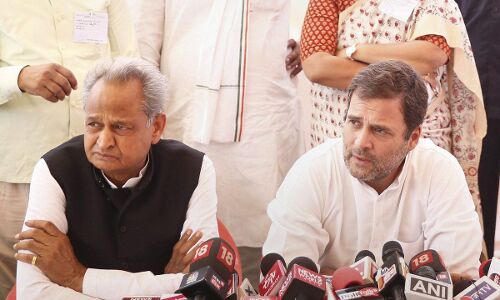 कांग्रेस के मुख्यमंत्री अशोक गहलोत और कमलनाथ के इस्तीफे से मचा हडकम्प कांग्रेस के मुख्यमंत्री अशोक गहलोत और कमलनाथ के इस्तीफे से मचा हडकम्प