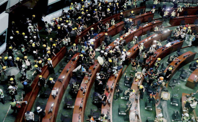 हांगकांग में प्रदर्शनकारियों ने संसद पर किया कब्जा, इमारत में की तोड़फोड़