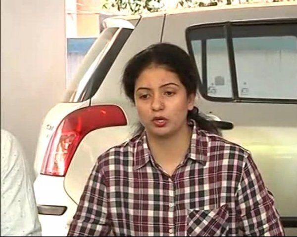 उधर क्रिकेटर मोहम्मद शमी ले रहे थे विकेट और इधर पत्नी हसीन जहां ने हाईकोर्ट में दाखिल की अवमानना अर्जी उधर क्रिकेटर मोहम्मद शमी ले रहे थे विकेट और इधर पत्नी हसीन जहां ने हाईकोर्ट में दाखिल की अवमानना अर्जी