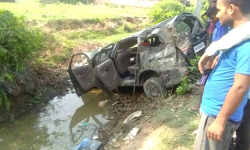 यूपी 100 ने बच्चें को कुचला, ग्रामीणों ने लगाया पुलिसकर्मियों के नशे में होने का आरोप यूपी 100 ने बच्चें को कुचला, ग्रामीणों ने लगाया पुलिसकर्मियों के नशे में होने का आरोप