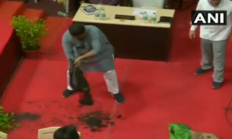 छत्तीसगढ़ : रायपुर नगर निगम के विरोध में भाजपा पार्षद ने सदन में फैलाया कीचड़, देखें वीडियो