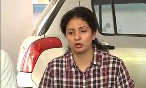 उधर क्रिकेटर मोहम्मद शमी ले रहे थे विकेट और इधर पत्नी हसीन जहां ने हाईकोर्ट में दाखिल की अवमानना अर्जी उधर क्रिकेटर मोहम्मद शमी ले रहे थे विकेट और इधर पत्नी हसीन जहां ने हाईकोर्ट में दाखिल की अवमानना अर्जी