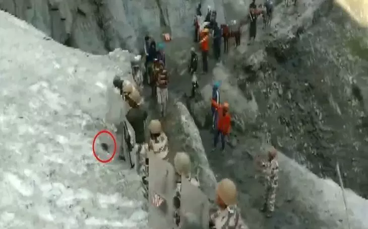 पहाड़ से गिरे पत्थर तो अमरनाथ यात्रियों के लिए ढाल बन खड़े हो गए ITBP जवान, देखें Video