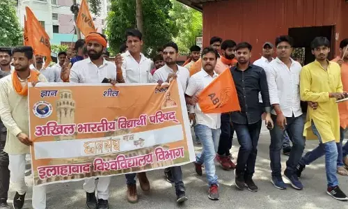 इविवि में छात्र परिषद लागू होने के विरोध में छात्रों ने उपमुख्यमंत्री केशव प्रसाद मौर्य के आवास का किया घेराव इविवि में छात्र परिषद लागू होने के विरोध में छात्रों ने उपमुख्यमंत्री केशव प्रसाद मौर्य के आवास का किया घेराव