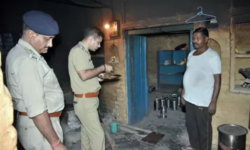 रामपुर एसपी डॉ अजयपाल शर्मा अचानक जा पहुंचे थाना केमरी, खाना खाकर किया मेस का मुआयना