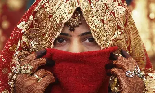 Whatsapp पर लोकेशन भेज प्रेमी को बुलाया, गहने सहित फुर्र हो गई दुल्हन