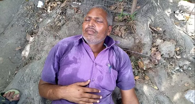 बिहार के मुजफ्फरपुर में कलेक्ट्रेट में किसान ने सल्फास खाकर दी जान! बिहार के मुजफ्फरपुर में कलेक्ट्रेट में किसान ने सल्फास खाकर दी जान!