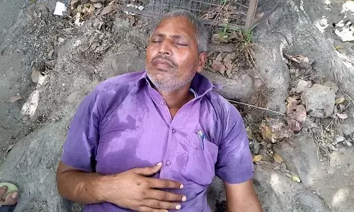 बिहार के मुजफ्फरपुर में कलेक्ट्रेट में किसान ने सल्फास खाकर दी जान! बिहार के मुजफ्फरपुर में कलेक्ट्रेट में किसान ने सल्फास खाकर दी जान!