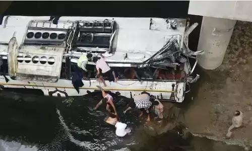 आगरा एक्सप्रेस वे हादसा: इस खबर को शेयर करें ताकि सभी की पहचान हो सके, जरुर देखे मृतकों की पूरी सूची और फोटो आगरा एक्सप्रेस वे हादसा: इस खबर को शेयर करें ताकि सभी की पहचान हो सके, जरुर देखे मृतकों की पूरी सूची और फोटो