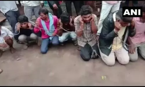 गौ तस्करी कर रहे 25 लोगों को गौरक्षकों ने सड़क पर रस्सी से बांधकर लगवाए जय श्री राम के नारे