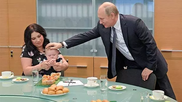 9 बच्चे पैदा करने वाली महिला को रूस में मिला ऑर्डर ऑफ पैरेंटल ग्लोरी अवॉर्ड