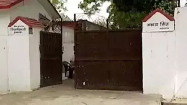 खनन घोटाले में बुलंदशहर जिलाधिकारी अभय कुमार सिंह के आवास पर सीबीआई रेड खनन घोटाले में बुलंदशहर जिलाधिकारी अभय कुमार सिंह के आवास पर सीबीआई रेड