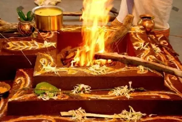 हिंदू शास्त्रों के मान्यताओं के आधार पर सुबह-सुबह श्रृंगार की हुई महिला पर नजर पड़ जाय समझ लीजिये हिंदू शास्त्रों के मान्यताओं के आधार पर सुबह-सुबह श्रृंगार की हुई महिला पर नजर पड़ जाय समझ लीजिये
