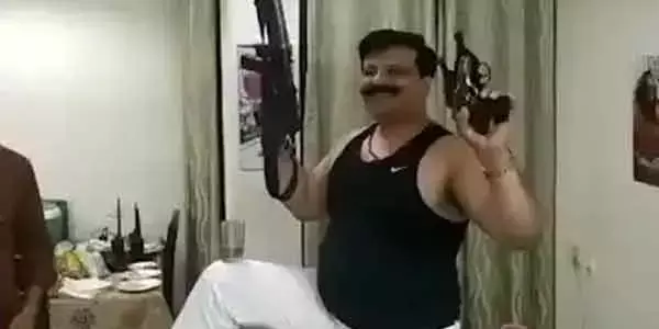 रिवॉल्वर-शराब संग नाचने वाले गालीबाज विधायक चैंपियन पर केस दर्ज