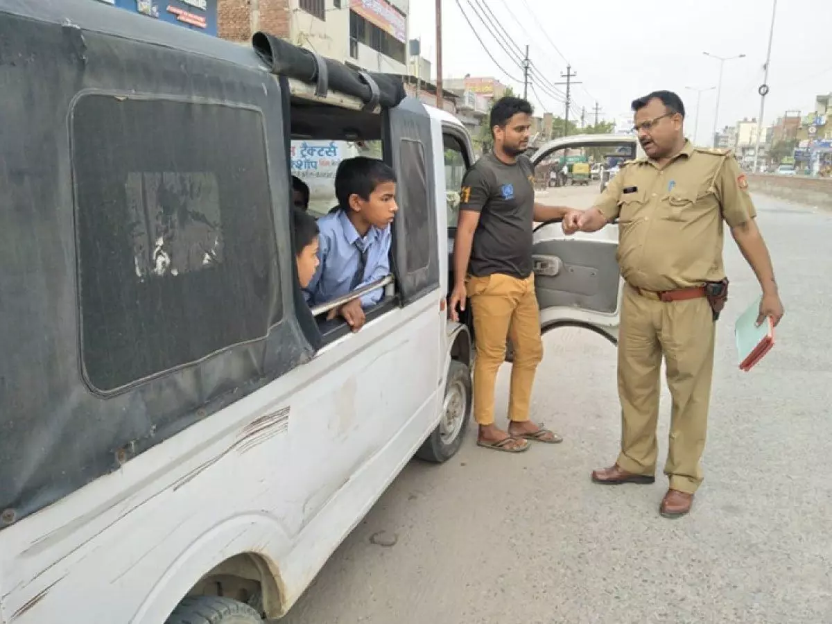 नोएडा पुलिस का ऑपरेशन क्लीन-11 में यातायात नियमों का उल्लंघन करने वाली 427 स्कूली बसों व वैन का किया चालान नोएडा पुलिस का ऑपरेशन क्लीन-11 में यातायात नियमों का उल्लंघन करने वाली 427 स्कूली बसों व वैन का किया चालान