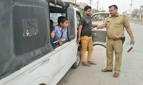 नोएडा पुलिस का ऑपरेशन क्लीन-11 में यातायात नियमों का उल्लंघन करने वाली 427 स्कूली बसों व वैन का किया चालान नोएडा पुलिस का ऑपरेशन क्लीन-11 में यातायात नियमों का उल्लंघन करने वाली 427 स्कूली बसों व वैन का किया चालान