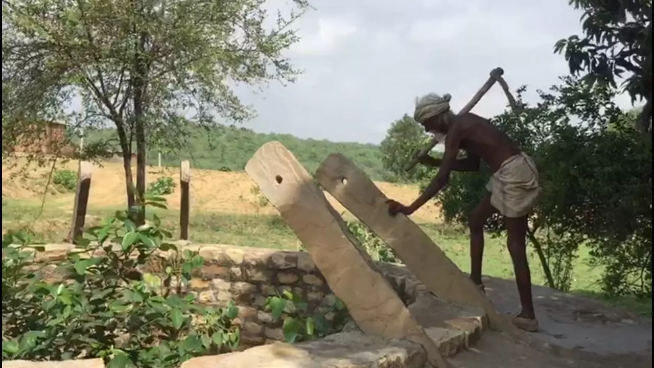 बुन्देलखण्ड का दशरथ मांझी कृष्णा कोल, जिसने खोद डाला पानी पीने के लिए कुंआ! बुन्देलखण्ड का दशरथ मांझी कृष्णा कोल, जिसने खोद डाला पानी पीने के लिए कुंआ!