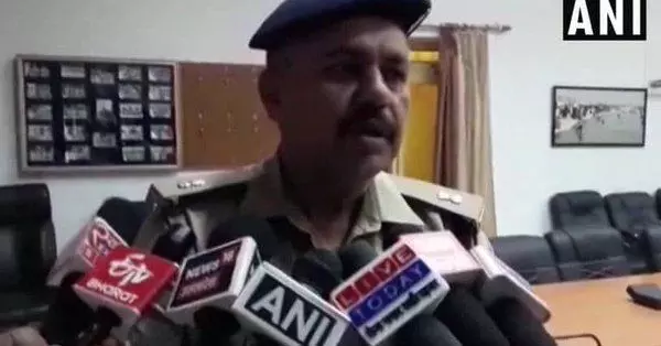 यूपी में गाय तस्करी के आरोपी पकड़ने पहुंची पुलिस टीम पर हमला, 7 पुलिसकर्मी घायल यूपी में गाय तस्करी के आरोपी पकड़ने पहुंची पुलिस टीम पर हमला, 7 पुलिसकर्मी घायल