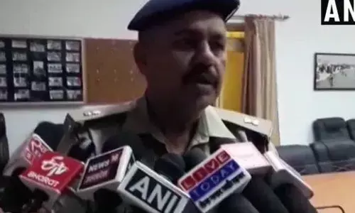 यूपी में गाय तस्करी के आरोपी पकड़ने पहुंची पुलिस टीम पर हमला, 7 पुलिसकर्मी घायल यूपी में गाय तस्करी के आरोपी पकड़ने पहुंची पुलिस टीम पर हमला, 7 पुलिसकर्मी घायल