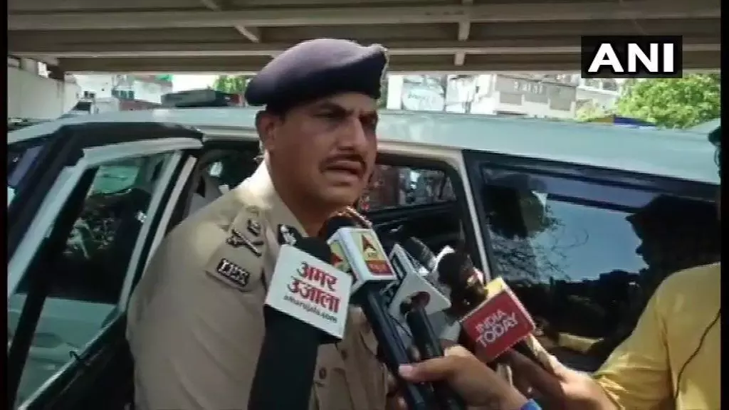 इलाहाबाद: सुरक्षा मांगने गया था प्रेमी जोड़ा, HC के बाहर से बंदूक के दम पर अपहरण इलाहाबाद: सुरक्षा मांगने गया था प्रेमी जोड़ा, HC के बाहर से बंदूक के दम पर अपहरण