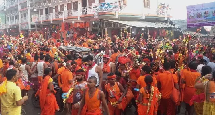 सावन मास के पहले दिन लाखों की संख्या में कांवरियों ने उठाया सुल्तानगंज से जल सावन मास के पहले दिन लाखों की संख्या में कांवरियों ने उठाया सुल्तानगंज से जल