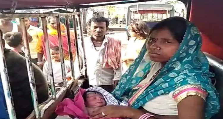 ट्रेन में हुआ बच्ची का जन्म, नवजात-प्रसूता दोनों स्वस्थ ट्रेन में हुआ बच्ची का जन्म, नवजात-प्रसूता दोनों स्वस्थ