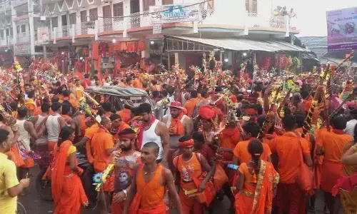 सावन मास के पहले दिन लाखों की संख्या में कांवरियों ने उठाया सुल्तानगंज से जल सावन मास के पहले दिन लाखों की संख्या में कांवरियों ने उठाया सुल्तानगंज से जल