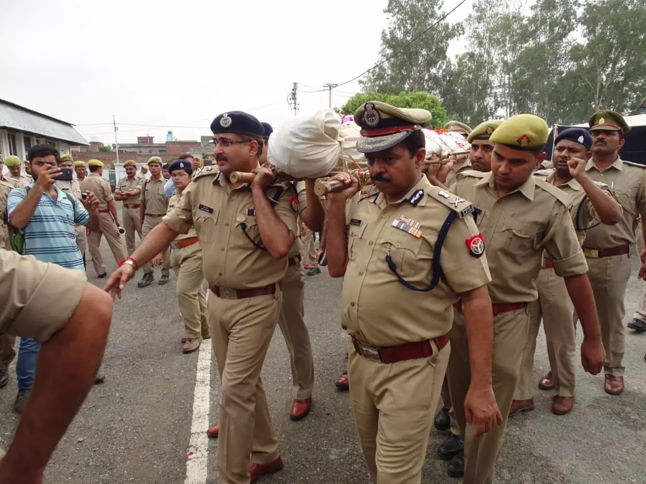 यूपी पुलिस की बड़ी लापरवाही, पहले एम्बुलेंस और अब शहीदों को नहीं नसीब हुआ तिरंगा? यूपी पुलिस की बड़ी लापरवाही, पहले एम्बुलेंस और अब शहीदों को नहीं नसीब हुआ तिरंगा?