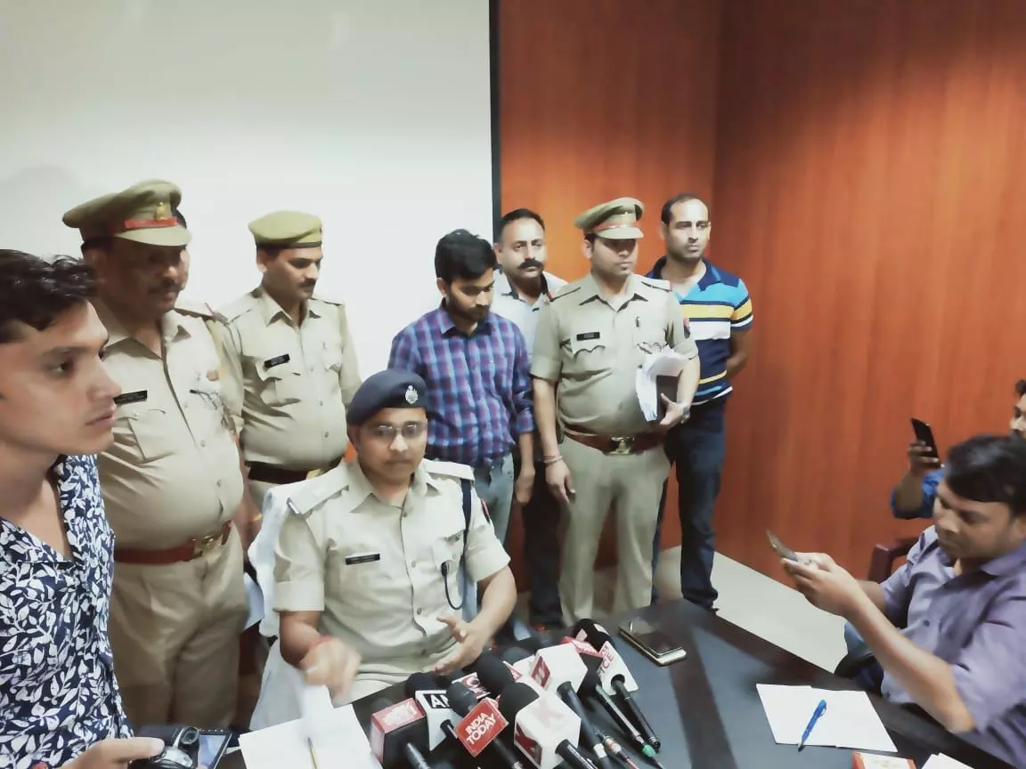 शातिर चैन लुटेरा लिया नोएडा पुलिस ने गिरफ्तार, एसपी सिटी विनीत कुमार ने दी जानकारी शातिर चैन लुटेरा लिया नोएडा पुलिस ने गिरफ्तार, एसपी सिटी विनीत कुमार ने दी जानकारी