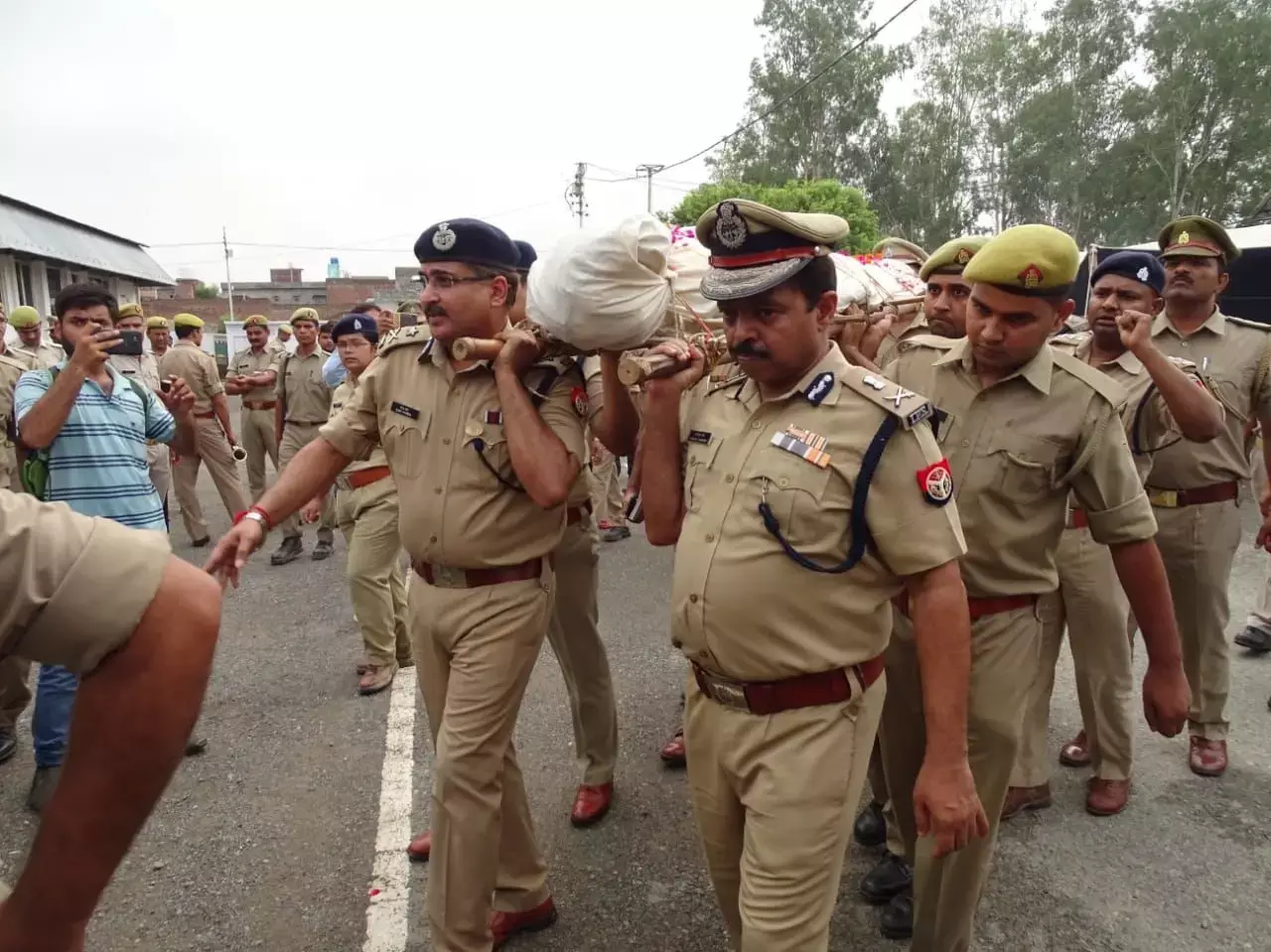 यूपी पुलिस की बड़ी लापरवाही, पहले एम्बुलेंस और अब शहीदों को नहीं नसीब हुआ तिरंगा?