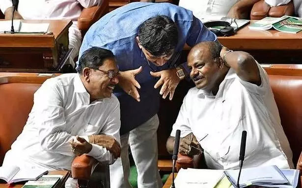 कर्नाटक का सियासी घमासान: विधानसभा अध्यक्ष ने की साफ मनाही, नहीं मानेगें राज्यपाल के निर्देश?