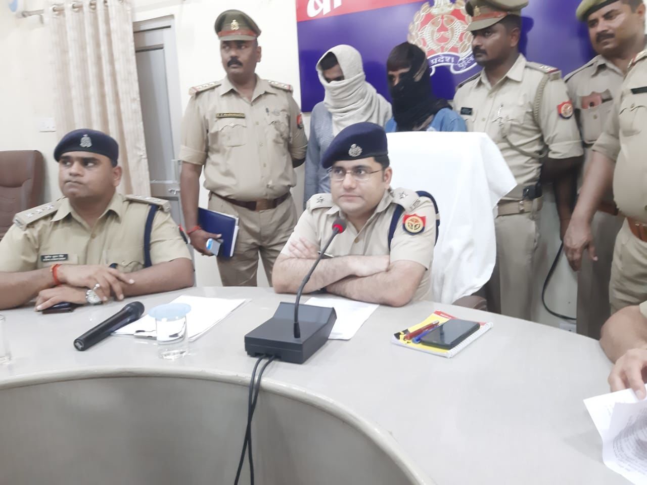 बाराबंकी पुलिस ने सनसनीखेज दोहरे हत्याकाण्ड का किया खुलासा, पच्चीस हजार के इनामिया समेत दो आरोपी गिरफ्तार बाराबंकी पुलिस ने सनसनीखेज दोहरे हत्याकाण्ड का किया खुलासा, पच्चीस हजार के इनामिया समेत दो आरोपी गिरफ्तार