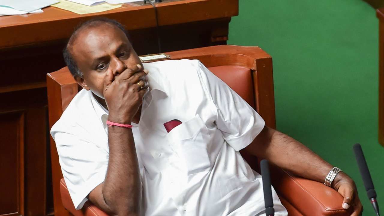 राज्यपाल के पास कुमारस्वामी सरकार को बर्खास्त करने का अधिकार, सदन सोमवार 11 बजे तक के लिए स्थगित राज्यपाल के पास कुमारस्वामी सरकार को बर्खास्त करने का अधिकार, सदन सोमवार 11 बजे तक के लिए स्थगित