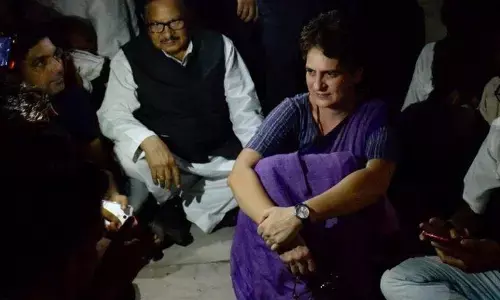 प्रियंका अपनी बात पर अड़ी, योगी सरकार देखे खड़ी खड़ी अब आयेगी ये घड़ी!