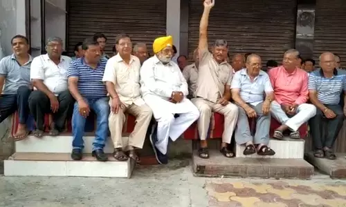 बीजेपी के राज में बीजेपी की नीतियों के खिलाफ बीजेपी के मंत्री ही धरने पर