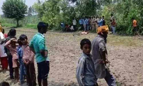 महिला शिक्षक के पति ने शिक्षक को दौड़ाकर मुंह में घुसेड दी नाल, मारी पांच गोली, शिक्षक सतेंद्र की मौके पर मौत महिला शिक्षक के पति ने शिक्षक को दौड़ाकर मुंह में घुसेड दी नाल, मारी पांच गोली, शिक्षक सतेंद्र की मौके पर मौत